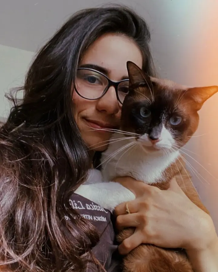 Veterinaria de Bicho Mimado abrazando a un gato